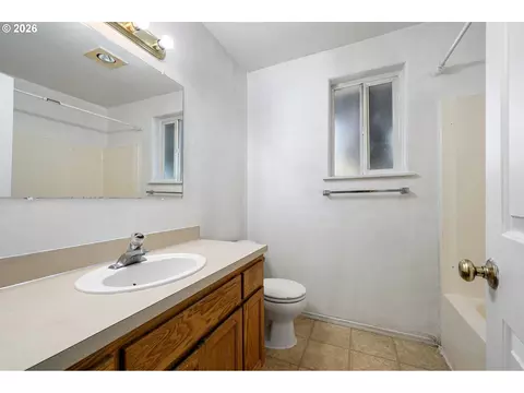 Bath - 4256 Daisy St, Springfield, OR 97477 photo 1 of 2