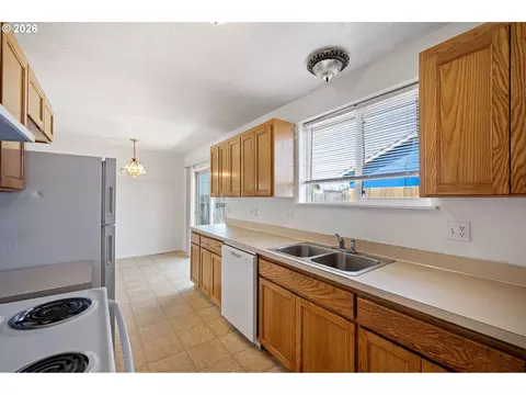 Kitchen - 4256 Daisy St, Springfield, OR 97477 photo 4 of 4