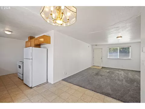 Living - 4256 Daisy St, Springfield, OR 97477 photo 4 of 5