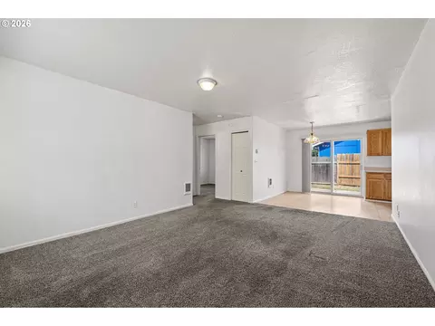 Living - 4256 Daisy St, Springfield, OR 97477 photo 1 of 5