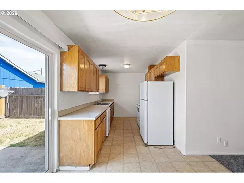 Kitchen - 4256 Daisy St, Springfield, OR 97477 photo 1 of 4