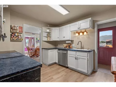 Kitchen - 608 SW 2nd St, Enterprise, OR 97828 photo 1 of 2
