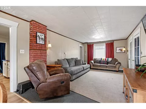 Living - 608 SW 2nd St, Enterprise, OR 97828 photo 1 of 2