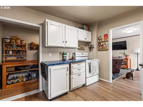 Kitchen - 608 SW 2nd St, Enterprise, OR 97828 photo 2 of 2