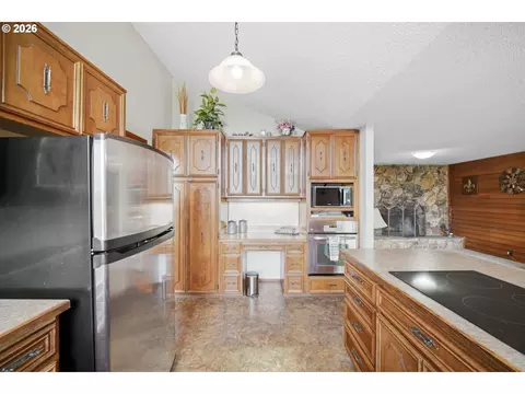 Kitchen - 551 Brookside Dr, Eugene, OR 97405 photo 3 of 6