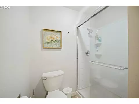 Bath - 551 Brookside Dr, Eugene, OR 97405 photo 3 of 5