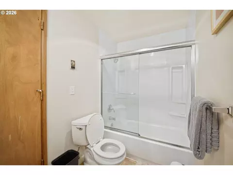 Bath - 551 Brookside Dr, Eugene, OR 97405 photo 5 of 5
