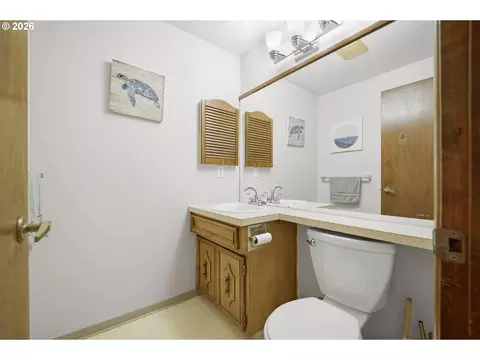 Bath - 551 Brookside Dr, Eugene, OR 97405 photo 1 of 5