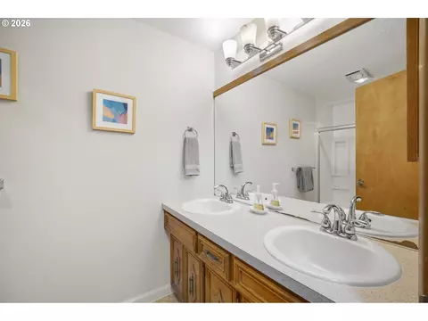 Bath - 551 Brookside Dr, Eugene, OR 97405 photo 4 of 5