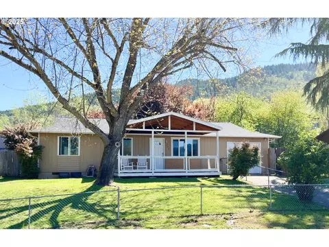 208 Chickering St, Myrtle Creek, OR 97457