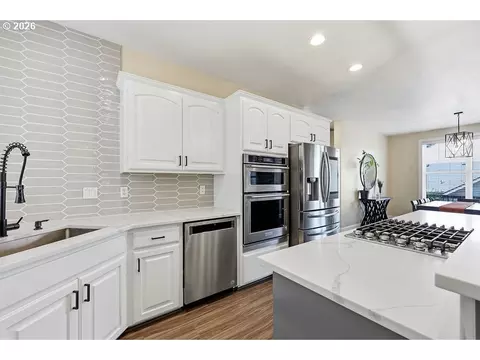 Kitchen - 2298 37th St, Springfield, OR 97477 photo 3 of 5