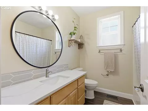 Bath - 2298 37th St, Springfield, OR 97477 photo 3 of 3