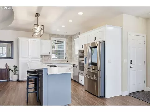 Kitchen - 2298 37th St, Springfield, OR 97477 photo 4 of 5