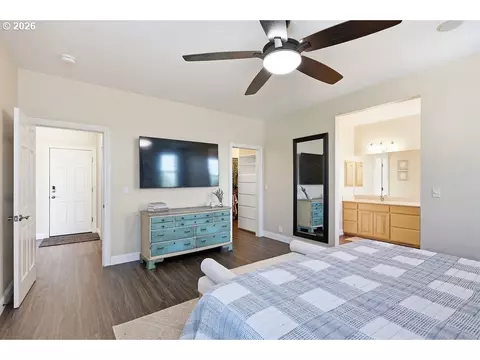 Bedroom - 2298 37th St, Springfield, OR 97477 photo 2 of 5
