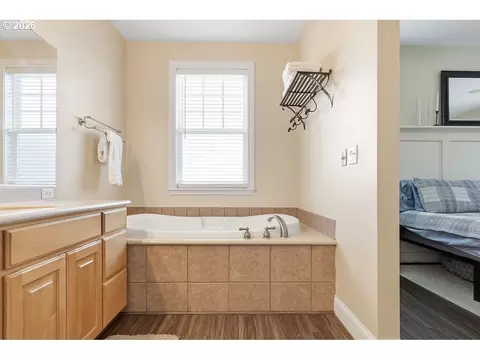 Bath - 2298 37th St, Springfield, OR 97477 photo 2 of 3