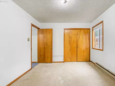 Bedroom - 41051 SE Coalman Rd, Sandy, OR 97055 photo 2 of 7