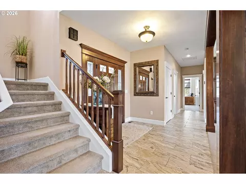 Entry Way - 86404 Bailey Hill Rd, Eugene, OR 97405 photo 2 of 3