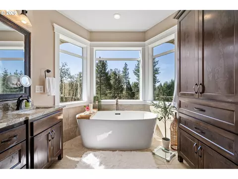 Bath - 86404 Bailey Hill Rd, Eugene, OR 97405 photo 1 of 6