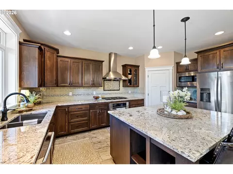 Kitchen - 86404 Bailey Hill Rd, Eugene, OR 97405 photo 2 of 2