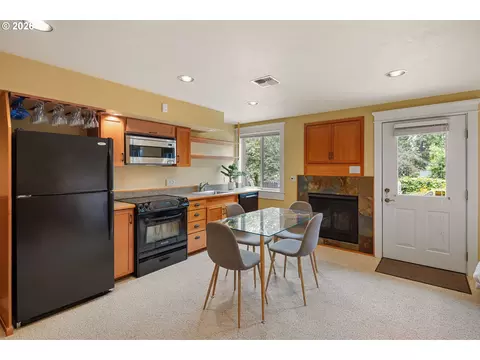 Kitchen - 1949 Graham Dr, Eugene, OR 97405 photo 6 of 8