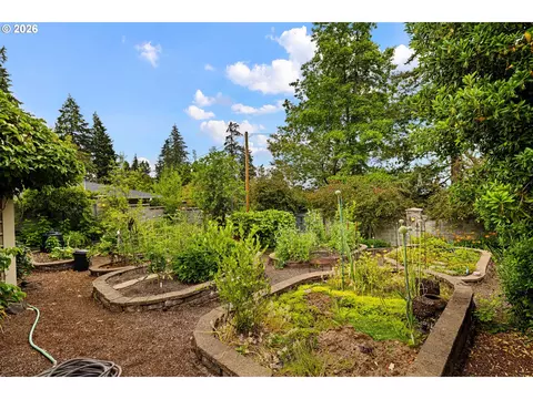 Exterior - 1949 Graham Dr, Eugene, OR 97405 photo 6 of 7