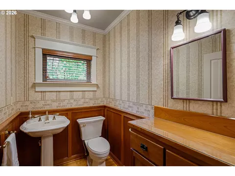 Bath - 1949 Graham Dr, Eugene, OR 97405 photo 1 of 4