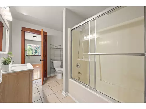 Bath - 2262 Todd St, Eugene, OR 97405 photo 3 of 4