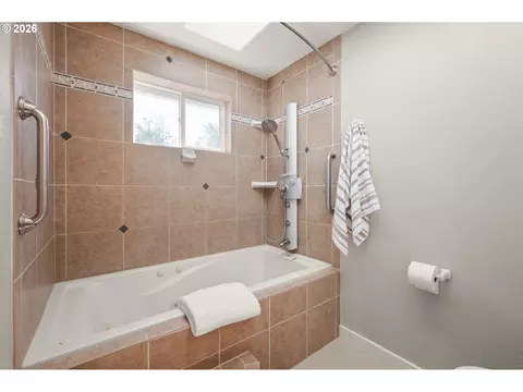 Bath - 2262 Todd St, Eugene, OR 97405 photo 2 of 4