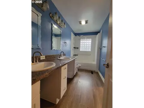 Bath - 2910 SE Hillyard Rd, Gresham, OR 97080 photo 2 of 4