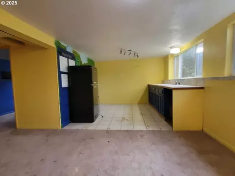 Living - 2910 SE Hillyard Rd, Gresham, OR 97080 photo 6 of 6