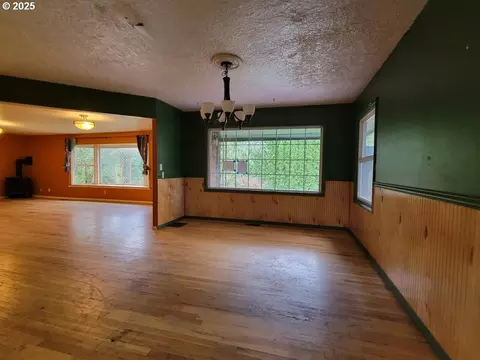 Living - 2910 SE Hillyard Rd, Gresham, OR 97080 photo 3 of 6