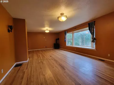 Living - 2910 SE Hillyard Rd, Gresham, OR 97080 photo 2 of 6