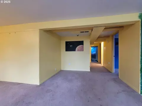 Living - 2910 SE Hillyard Rd, Gresham, OR 97080 photo 5 of 6