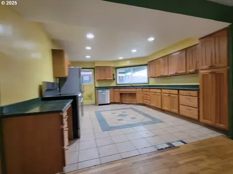 Kitchen - 2910 SE Hillyard Rd, Gresham, OR 97080 photo 2 of 2