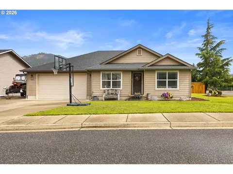 989 SE Fairway Dr, Myrtle Creek, OR 97457