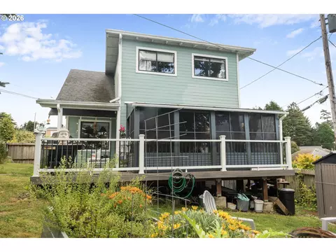 741 Pacific Ave, Brookings, OR 97415