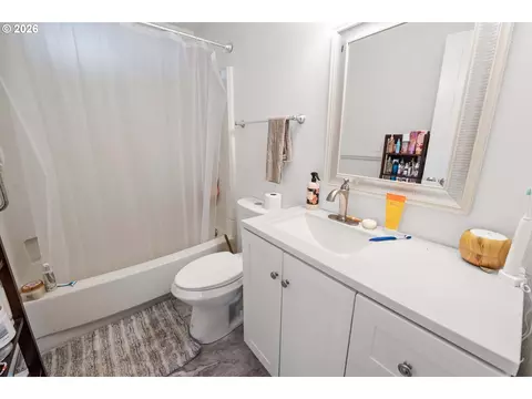 Bath - 461 S Downing St, Seaside, OR 97138 photo 2 of 2
