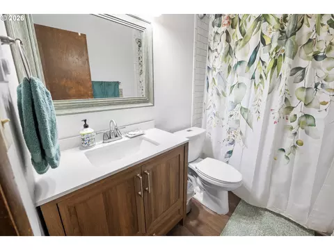 Bath - 461 S Downing St, Seaside, OR 97138 photo 1 of 2