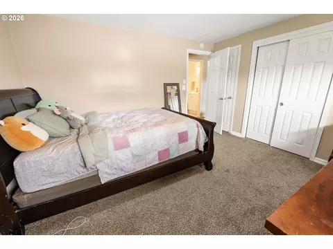 Bedroom - 461 S Downing St, Seaside, OR 97138 photo 2 of 2