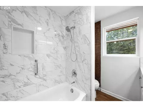 Bath - 35300 SE Gunderson Rd, Sandy, OR 97055 photo 1 of 3