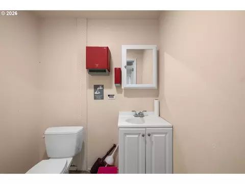 Bath - 35300 SE Gunderson Rd, Sandy, OR 97055 photo 3 of 3
