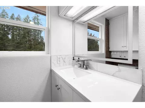 Bath - 35300 SE Gunderson Rd, Sandy, OR 97055 photo 2 of 3
