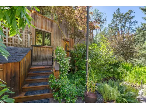 2052 S Shasta Loop, Eugene, OR 97405 photo 5