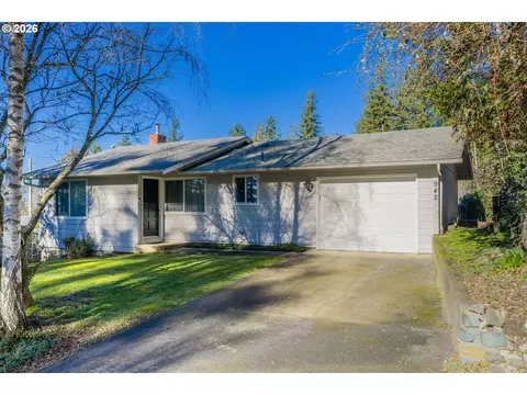 942 E 13th St, Coquille, OR 97423