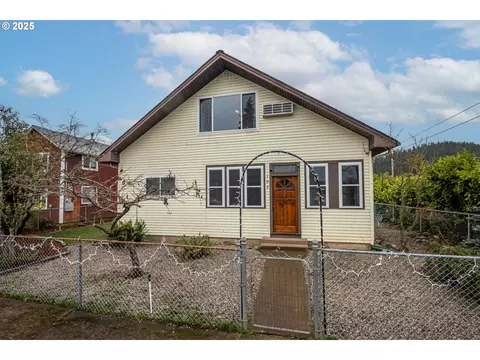 197 D St, Creswell, OR 97426