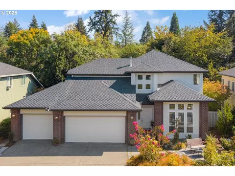 10748 SW Oriole Cir, Beaverton, OR 97007