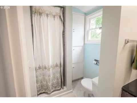 Bath - 541 W 21st Ave, Eugene, OR 97405 photo 3 of 3