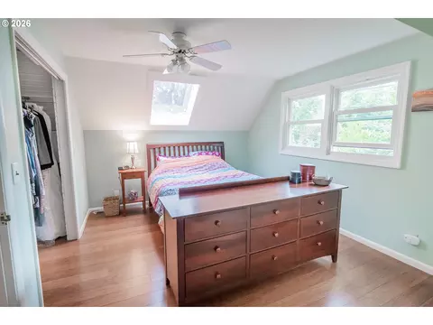 Bedroom - 541 W 21st Ave, Eugene, OR 97405 photo 8 of 11
