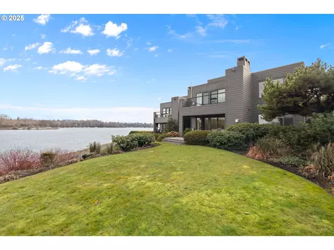 5676 S Riverpoint Ln, Portland, OR 97239