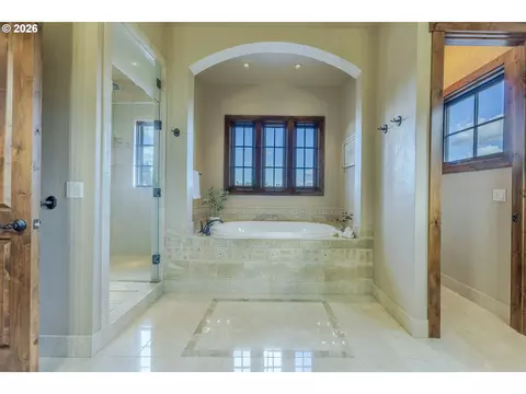 Bath - 27520 Erickson Rd, Eugene, OR 97402 photo 2 of 4